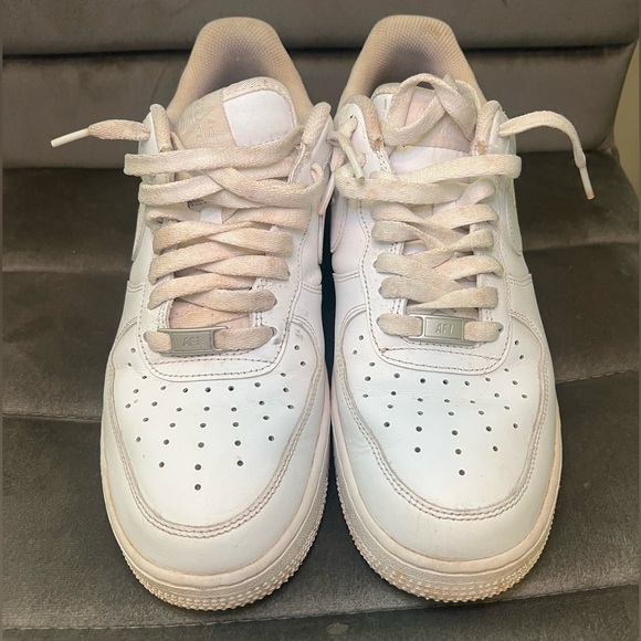 Nike Air Force 1 Men's White Sneakers Size 8.5 - Picture 2 of 5
